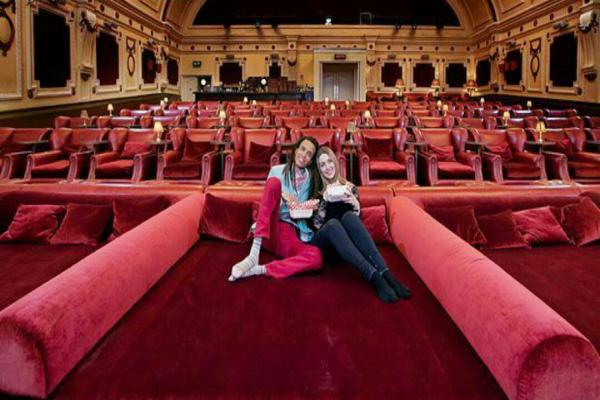 تصویر شماره ایده جالب سینماهای لندن برای ردیف جلو و رفع گردن درد تماشاگران