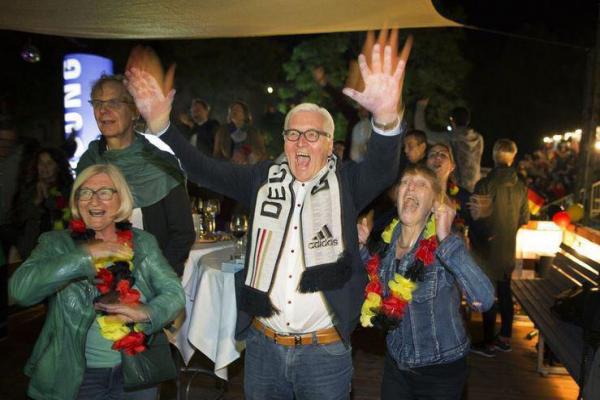 تصویر شماره خوشحالی فرانک اشتاین مایر؛ وزیرخارجه آلمان از پیروزی تیم فوتبال آلمان